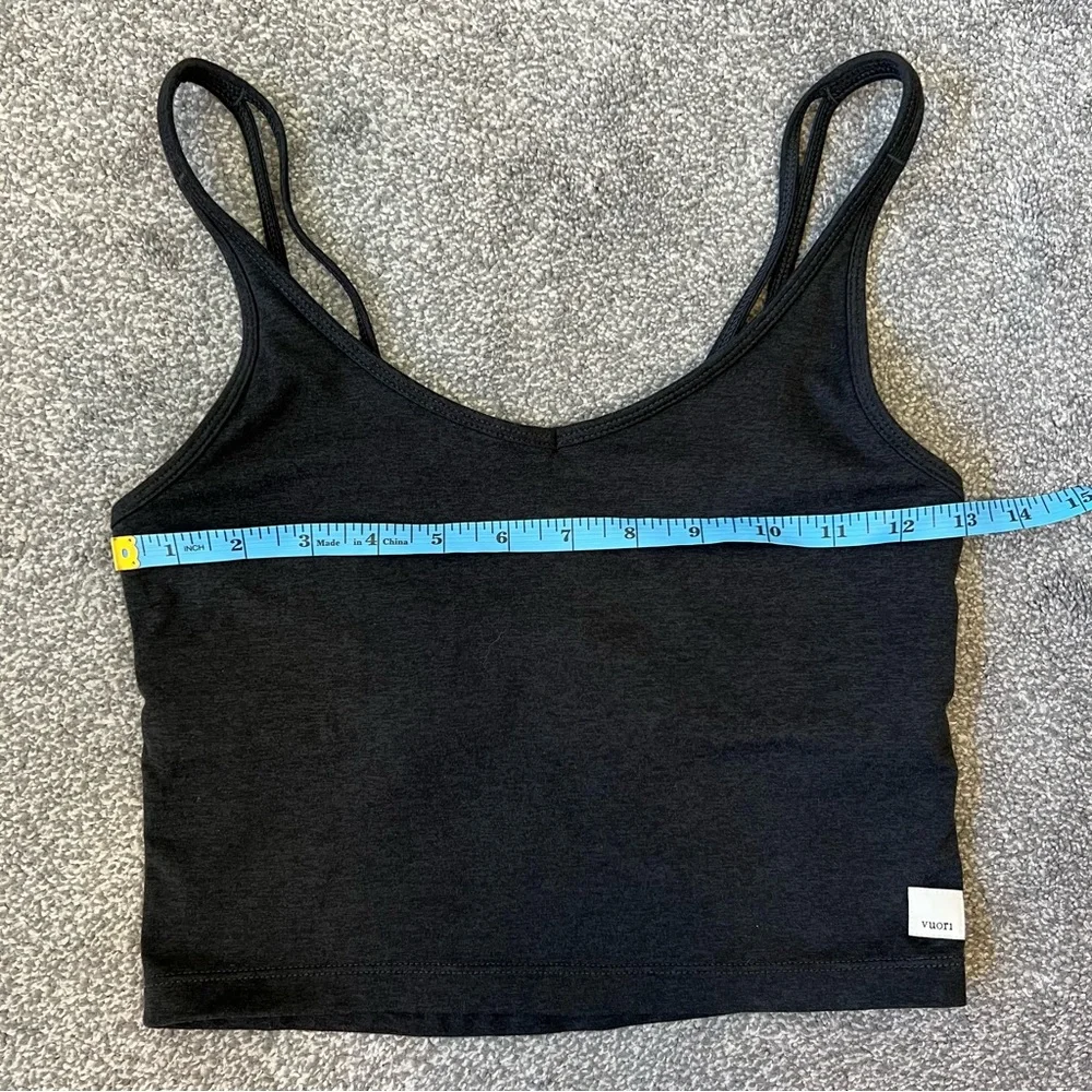 Vuori Halo Performance Crop Tank Heather Black - Picture 13 of 13